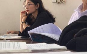 Cô giáo thực tập bất ngờ nổi tiếng sau bức ảnh học sinh chụp lén