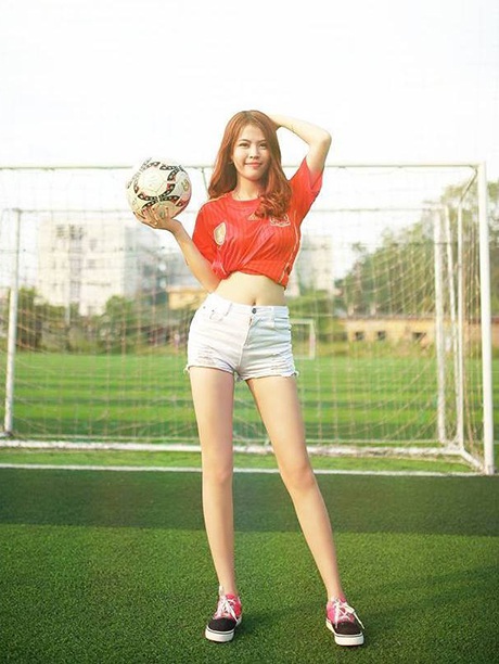Cô giáo 9x “siêu mẫu” khoe dáng trong trang phục bóng đá