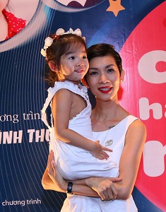 Người mẫu Xuân Lan là một trong số những single mom của showbiz. Xuân Lan cho biết làm mẹ đơn thân sẽ gặp khó khăn gấp 10 lần những người sinh con trong gia đình trọn vẹn. Cô tham gia chương trình cùng với mong muốn chia sẻ được nhiều điều đến với khán giả và những bà mẹ đơn thân khác.