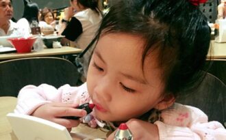 Khoảnh khắc lem nhem son phấn của nhóc tì nhà Ốc Thanh Vân