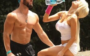 “Cô dâu tuổi teen” tập thể dục cũng gợi cảm!