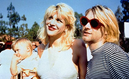 Courtney cùng người chồng đã mất Kurt Cobain và con gái tại lễ trao giải MTV năm 1993.