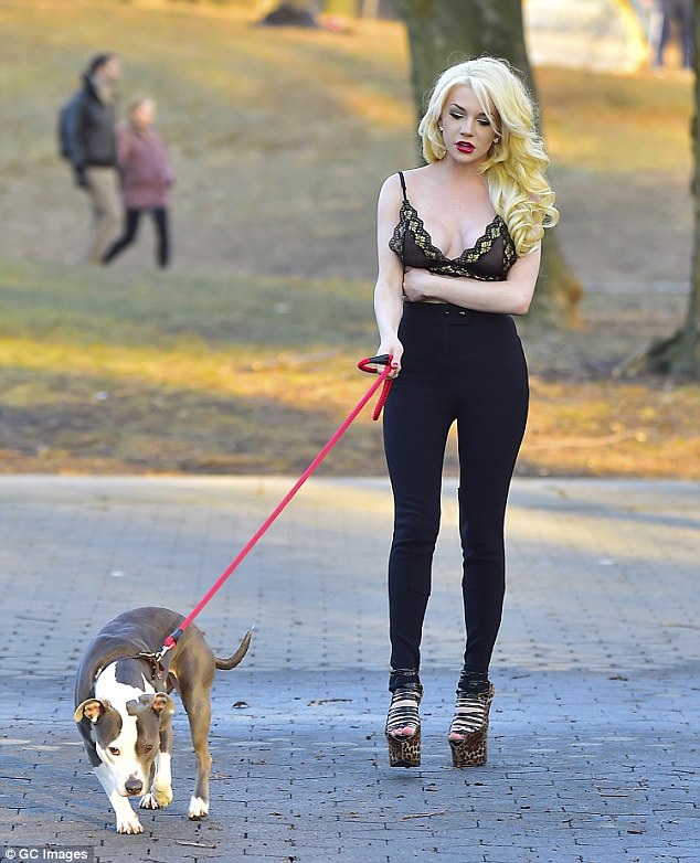  Dù thời tiết ở New York khá lạnh nhưng Courtney Stodden lại lựa chọn mặc quần legging với áo lót để xuống phố. 