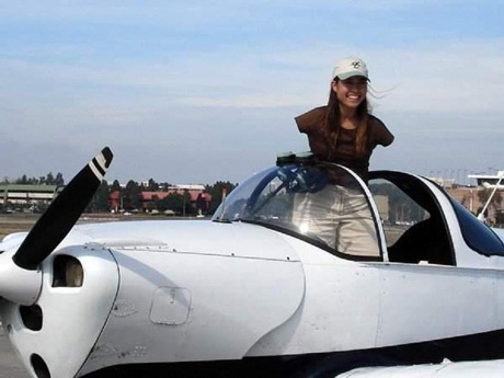 Sau 3 năm cần cù theo học, Jessica Cox đã có được bằng lái máy bay thể thao hạng nhẹ.