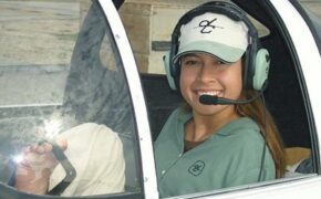 Kinh ngạc cô gái có thể điều khiển máy bay…bằng chân