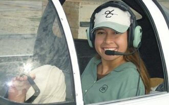 Kinh ngạc cô gái có thể điều khiển máy bay…bằng chân