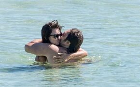 “Sao” phim “Cướp biển vùng Caribe” tình tứ hôn chồng trên biển