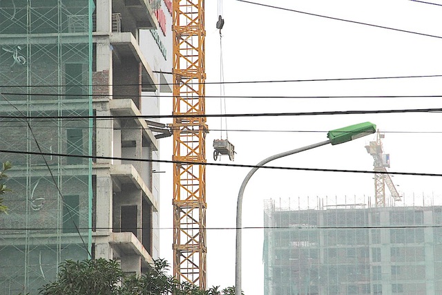 Cẩu xe vật liệu lên cao cũng rất sơ sài...