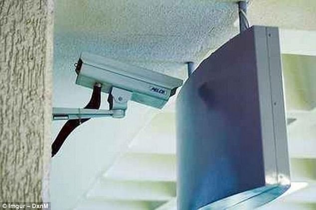 Câu hỏi được đặt ra: màn hình TV được lắp đặt trước hay hệ thống camera quan sát CCTV lắp đầu tiên?