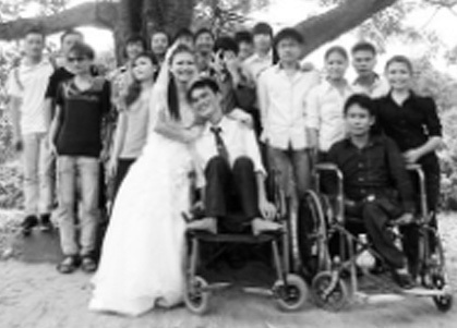 Chuyện tình của một cô gái xinh đẹp với chàng trai bị liệt cả hai chân