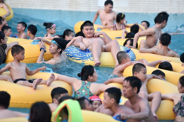 Nắng nóng đỉnh điểm, người dân Thủ đô chen chân đổ về hồ Tây, công viên nước giải nhiệt - 9