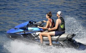 Leonardo DiCaprio hạnh phúc bên bạn gái trẻ