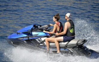 Leonardo DiCaprio hạnh phúc bên bạn gái trẻ