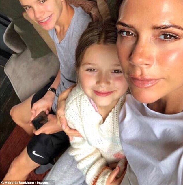  Victoria Beckham bên 2 con 