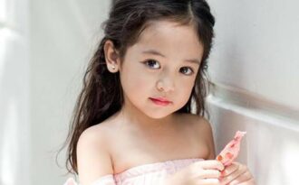 Clip bé gái 5 tuổi chúm chím hát nhép hút 270.000 lượt xem