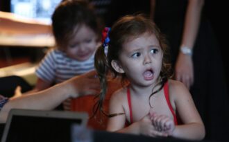 Hai nhóc tì nhà Hồng Nhung nô đùa bên mẹ trên sàn tập