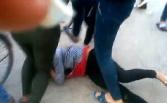 Đầu năm mới, dân mạng lại xôn xao clip nữ sinh bị đánh hội đồng