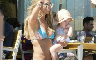 Hoa hậu mất vương miện khoe dáng chuẩn trên biển