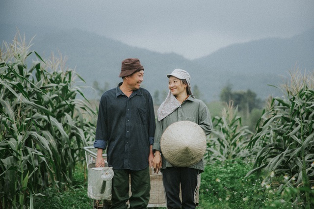 Hạnh phúc bình dị của cặp vợ chồng nông dân Hà Tĩnh trên cánh đồng ngô  - 1