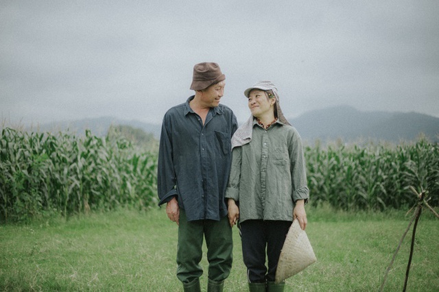 Hạnh phúc bình dị của cặp vợ chồng nông dân Hà Tĩnh trên cánh đồng ngô  - 2