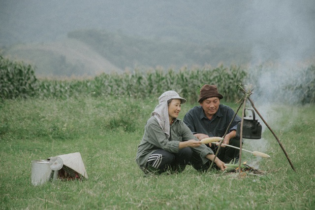 Hạnh phúc bình dị của cặp vợ chồng nông dân Hà Tĩnh trên cánh đồng ngô  - 11