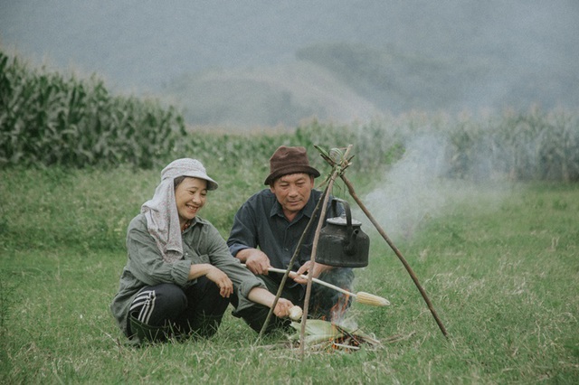 Hạnh phúc bình dị của cặp vợ chồng nông dân Hà Tĩnh trên cánh đồng ngô  - 3