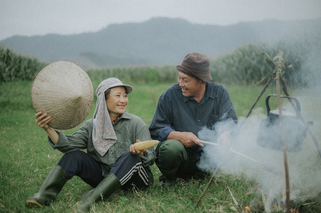 Hạnh phúc bình dị của cặp vợ chồng nông dân Hà Tĩnh trên cánh đồng ngô  - 10