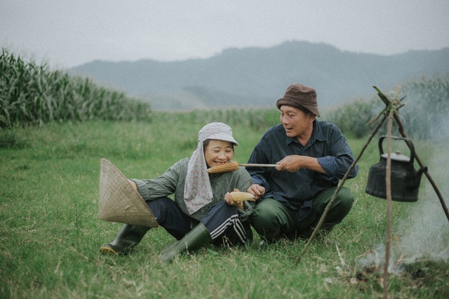 Hạnh phúc bình dị của cặp vợ chồng nông dân Hà Tĩnh trên cánh đồng ngô  - 9