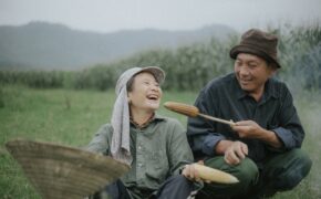 Hạnh phúc bình dị của cặp vợ chồng nông dân Hà Tĩnh trên cánh đồng ngô