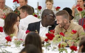 David Beckham nhìn vợ đắm đuối sau tin đồn ly dị