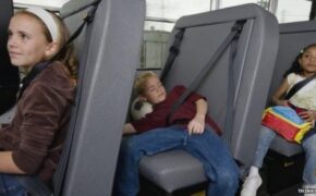 Đây là cách các nước trên thế giới phát hiện học sinh ngủ quên trên xe bus