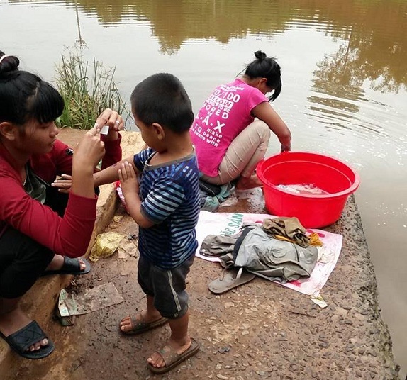  Nhà thiếu nước, người dân phải ra đập nước đục ngầu để tắm, giặt 