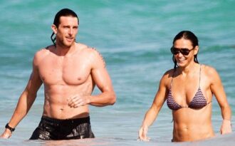 Demi Moore khoe dáng gợi cảm bên trai trẻ