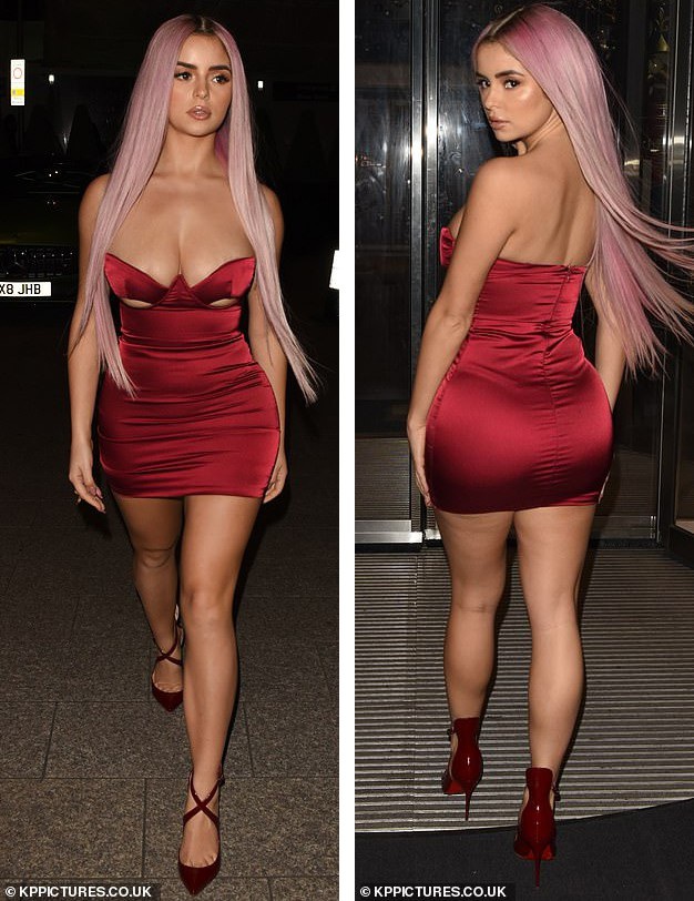  Demi Rose tới dự tiệc tại London, Anh, tối 3/12. Cô thu hút mọi ánh nhìn khi diện chiếc váy bằng lụa ôm sát cơ thể, khoe tuyệt đối đường cong bốc lửa. 