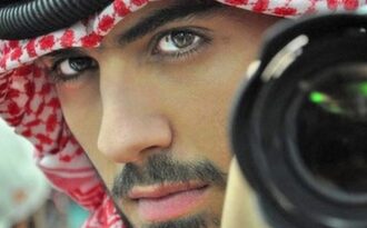 Anh chàng “bị trục xuất vì đẹp trai” đến Việt Nam