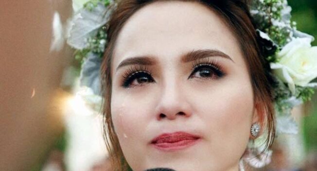 Hoa hậu Diễm Hương xúc động bật khóc trong đám cưới