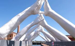 Kiến trúc vị nhân sinh: Những bức tượng ý nghĩa hơn ngàn lời nói