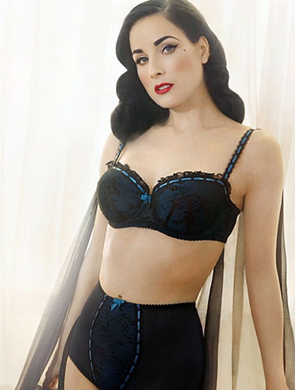 Ám ảnh với vẻ đẹp rực lửa của vũ nữ thoát y Dita Von Teese