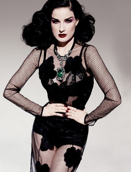 Ám ảnh với vẻ đẹp rực lửa của vũ nữ thoát y Dita Von Teese