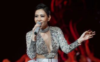 Thu Minh sexy hết cỡ khi hội ngộ khán giả Duyên dáng Việt Nam