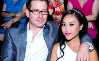 Đoan Trang “bế bụng bầu” cùng chồng Tây xem thời trang