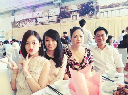 Thùy Anh “Bộ tứ 10A8”: “Bố mẹ tôi có ác cảm với nghệ thuật“ - 4 Thùy Anh bên cạnh bố mẹ và chị gái.