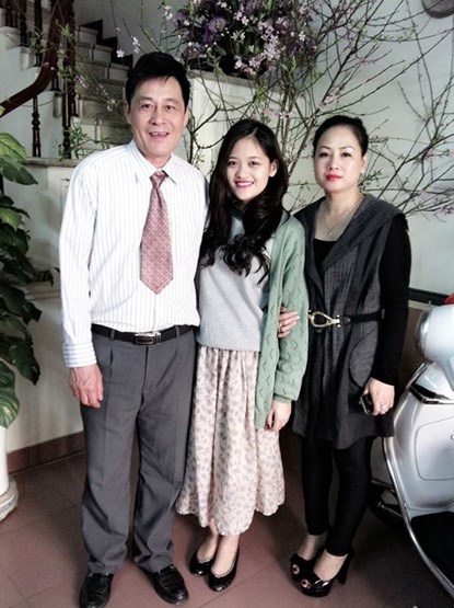 Thùy Anh “Bộ tứ 10A8”: “Bố mẹ tôi có ác cảm với nghệ thuật“ - 5 Thùy Anh bên cạnh bố mẹ và chị gái.