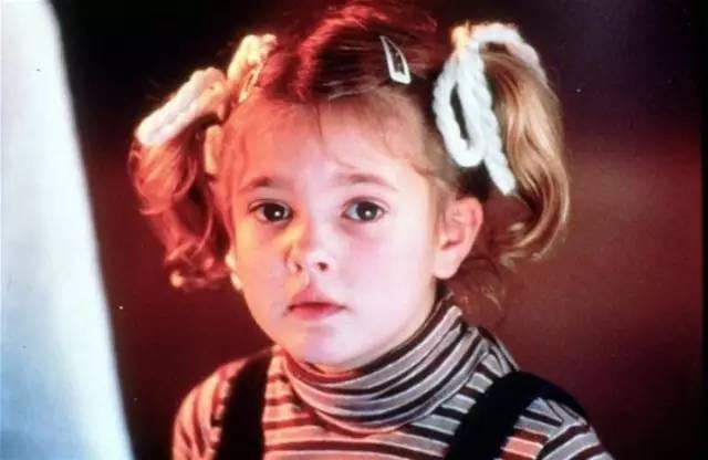  Drew Barrymore, sinh năm 1975, xuất thân từ một gia đình có truyền thống nghệ thuật. Ông nội cô là tài tử danh tiếng John Barrymore. Cô bắt đầu tham gia đóng phim khi mới 7 tuổi. Gương mặt đẹp, bầu bĩnh và phảng phất nét cá tính giúp Drew gây ấn tượng mạnh mẽ với khán giả. 