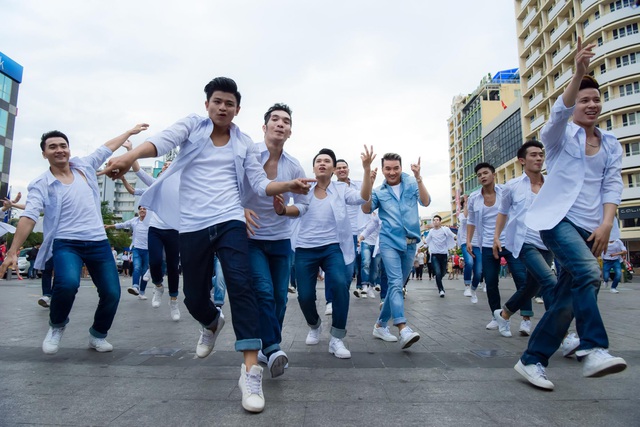  Màn nhảy flashmob của Mr Đàm cùng hơn 60 nam vũ công đã làm sôi động khu phố. 