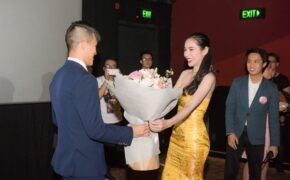 Công Vinh tặng hoa, nắm chặt tay chúc mừng Thủy Tiên