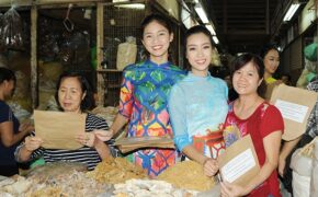 Hoa hậu Việt Nam vận động sử dụng túi giấy để bảo vệ môi trường