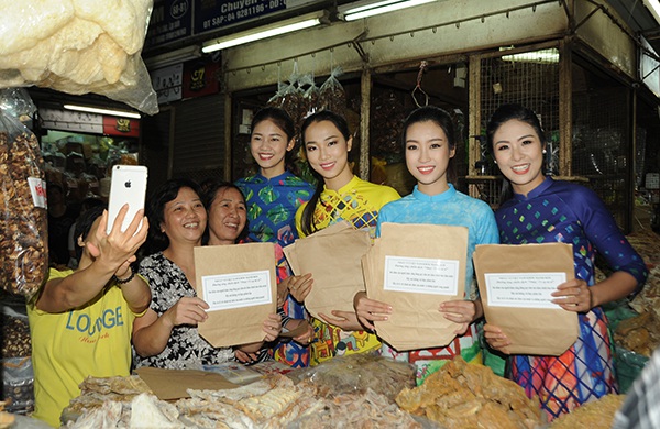 Các hoa hậu, người đẹp được bà con tiểu thương chào đón nhiệt tình