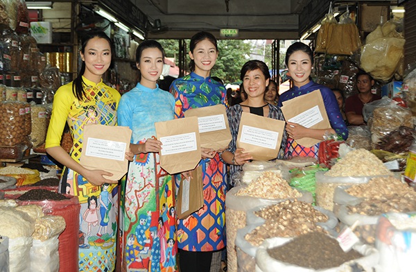 Hoa hậu Ngọc Hân, Hoa hậu Mỹ Linh, Á hậu Thanh Tú, người đẹp Nhân ái Thủy Tiên cùng với thanh niên, sinh viên đã đi phát 1.000 túi đựng thực phẩm có khả năng tự tiêu hủy tại các quầy thực phẩm, đồ ăn của chợ Đồng Xuân.