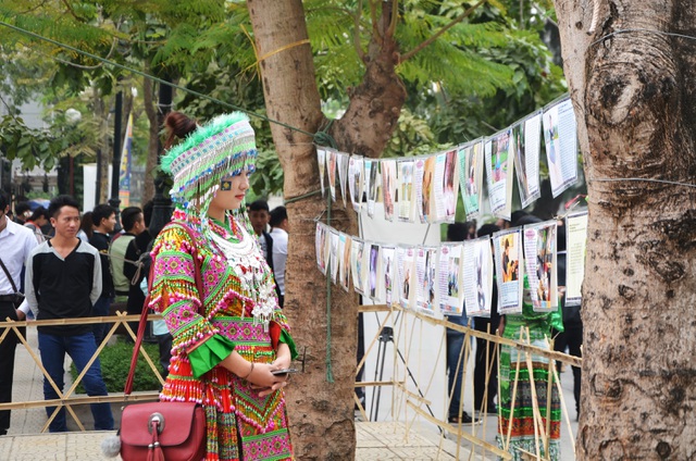  Ngoài các hoạt động văn hóa tái hiện ngày Tết, ngày hội còn trưng bày triển lãm ảnh về cuộc sống bình dị của người Mông. 